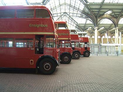 Historické londýnské doubledeckery přivítaly účastníky putování Winton Train.