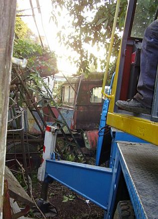 Historický autobus Praga NDO byl  vyproštěn z místa dlouholetého odpočinku.