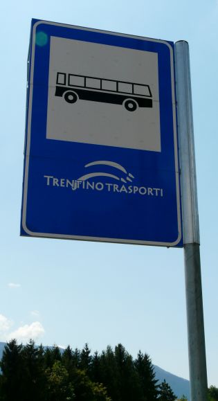 Itálie: Zastávka, označník a linková Setra italského dopravce 'SAD'