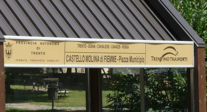 Itálie: Zastávka, označník a linková Setra italského dopravce 'SAD'