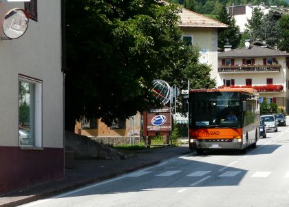 Itálie: Zastávka, označník a linková Setra italského dopravce 'SAD'
