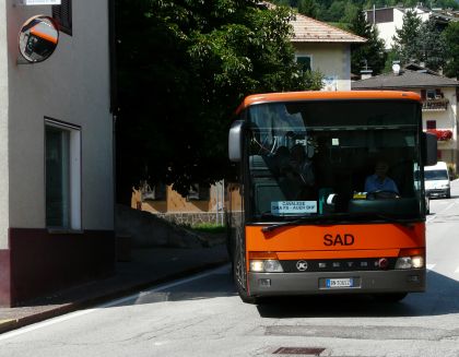 Itálie: Zastávka, označník a linková Setra italského dopravce 'SAD'