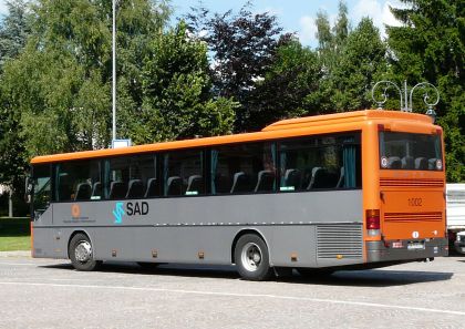 Itálie: Zastávka, označník a linková Setra italského dopravce 'SAD'