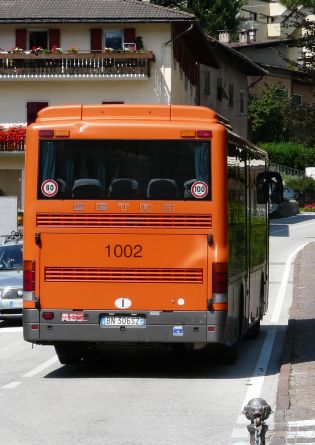 Itálie: Zastávka, označník a linková Setra italského dopravce 'SAD'