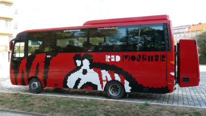 Red monster - objektivem čtenáře BUSportálu: Midibus Isuzu Turquoise, minibus VW