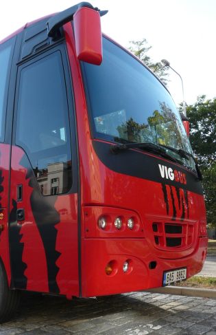 Red monster - objektivem čtenáře BUSportálu: Midibus Isuzu Turquoise, minibus VW