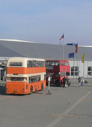 Autobusy v Letňanech I: Záběry oranžového doubledeckeru.