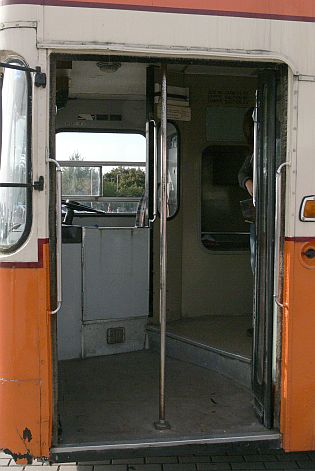 Autobusy v Letňanech I: Záběry oranžového doubledeckeru.