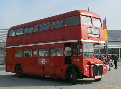 Autobusy v Letňanech III: Záběry červeného doubledeckeru Routemaster,