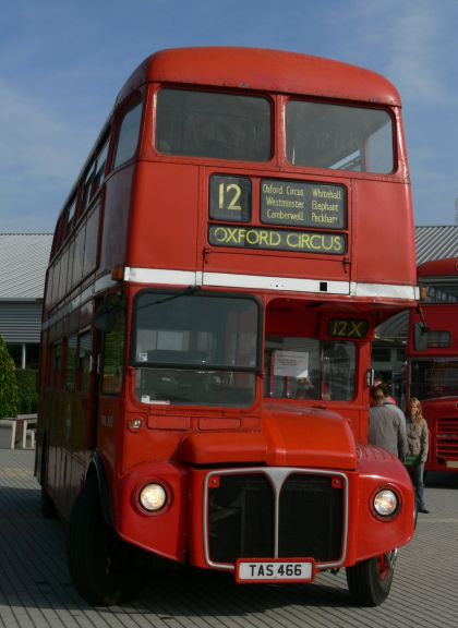 Autobusy v Letňanech III: Záběry červeného doubledeckeru Routemaster,
