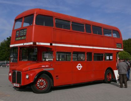 Autobusy v Letňanech III: Záběry červeného doubledeckeru Routemaster,