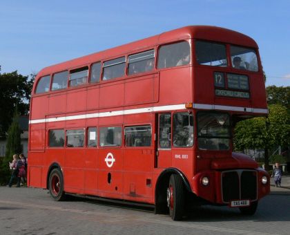 Autobusy v Letňanech III: Záběry červeného doubledeckeru Routemaster,