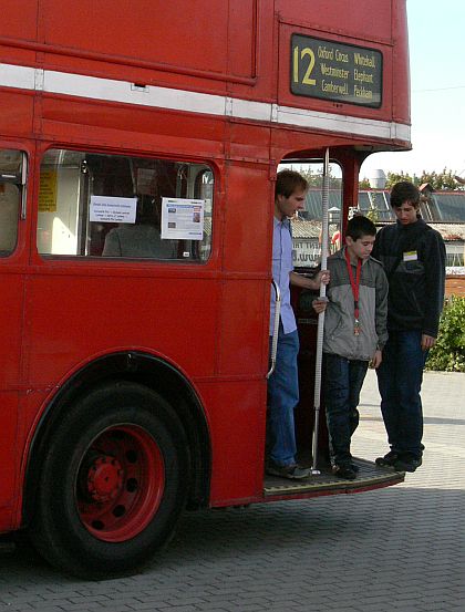 Autobusy v Letňanech III: Záběry červeného doubledeckeru Routemaster,
