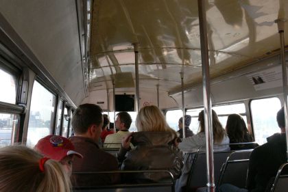 Autobusy v Letňanech III: Záběry červeného doubledeckeru Routemaster,