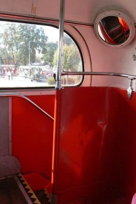 Autobusy v Letňanech III: Záběry červeného doubledeckeru Routemaster,