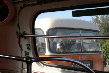 Autobusy v Letňanech III: Záběry červeného doubledeckeru Routemaster,