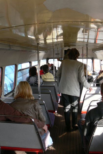 Autobusy v Letňanech III: Záběry červeného doubledeckeru Routemaster,