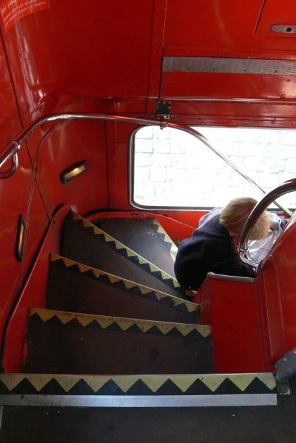Autobusy v Letňanech III: Záběry červeného doubledeckeru Routemaster,