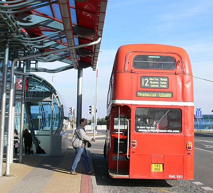 Autobusy v Letňanech III: Záběry červeného doubledeckeru Routemaster,