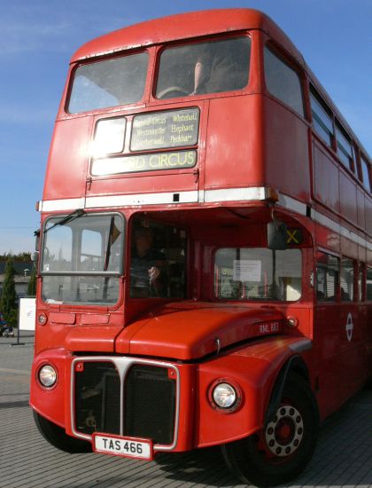 Autobusy v Letňanech III: Záběry červeného doubledeckeru Routemaster,