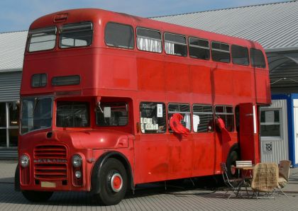 Autobusy v Letňanech IV: Záběry kavárny - červeného doubledeckeru Leyland PD3,