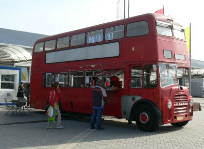 Autobusy v Letňanech IV: Záběry kavárny - červeného doubledeckeru Leyland PD3,