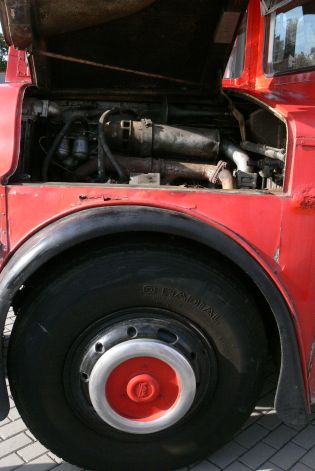 Autobusy v Letňanech IV: Záběry kavárny - červeného doubledeckeru Leyland PD3,