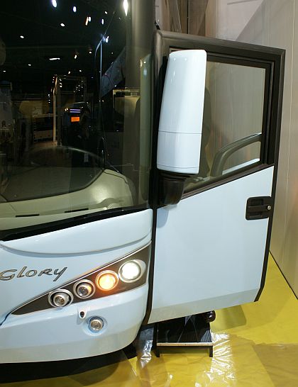 BUSportál CZ na veletrhu BUSWORLD 2009: Tříosá polopatra Glory a Altano