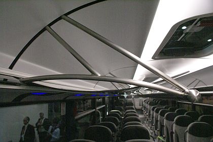 BUSportál CZ na veletrhu BUSWORLD 2009: InterUrbino, Hybrid 12 m a Urbino 15 LE