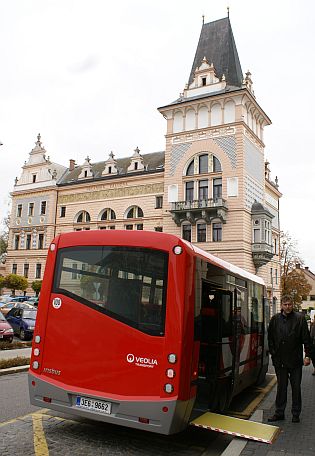 Představujeme částečně nízkopodlažní midibus Iveco Daily Stratos LE 37