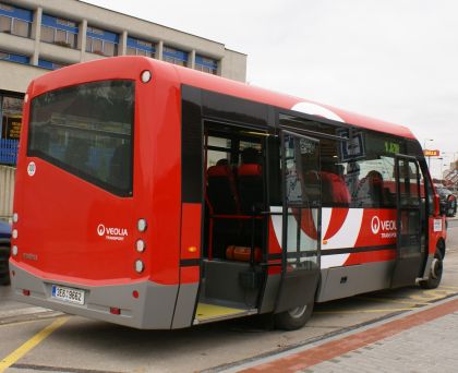 Představujeme částečně nízkopodlažní midibus Iveco Daily Stratos LE 37