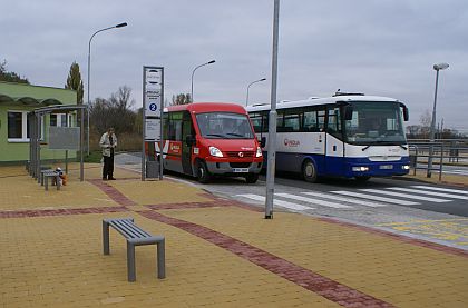 Nové autobusové nádraží v Přelouči svítí novotou i po 5 měsících provozu.