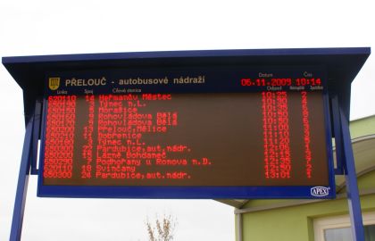 Nové autobusové nádraží v Přelouči svítí novotou i po 5 měsících provozu.