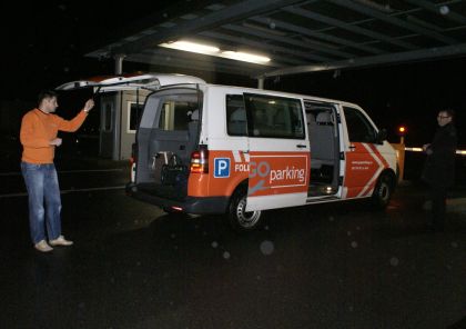 Autobusy ve službách cestujících letadly. Minibusem z parkoviště,