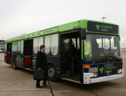 Autobusy ve službách cestujících letadly. Minibusem z parkoviště,
