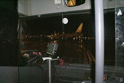 Autobusy ve službách cestujících letadly. Minibusem z parkoviště,