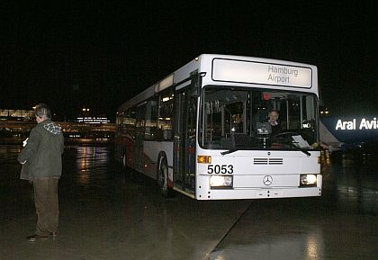 Autobusy ve službách cestujících letadly. Minibusem z parkoviště,
