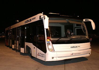Autobusy ve službách cestujících letadly. Minibusem z parkoviště,