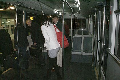 Autobusy ve službách cestujících letadly. Minibusem z parkoviště,
