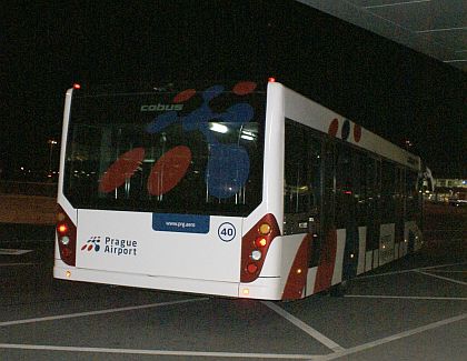 Autobusy ve službách cestujících letadly. Minibusem z parkoviště,
