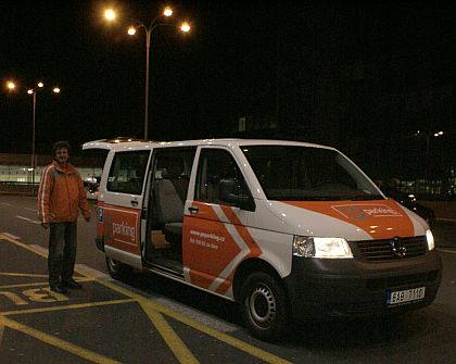 Autobusy ve službách cestujících letadly. Minibusem z parkoviště,