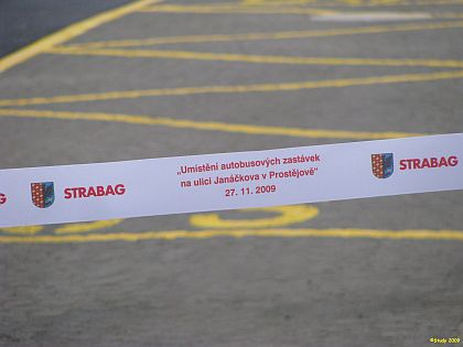 Fotografie ze slavnostního předávání terminálu hromadné dopravy u nemocnice