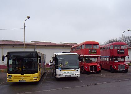 Britské doubledeckery se představily jako Mikulášské autobusy v České Lípě
