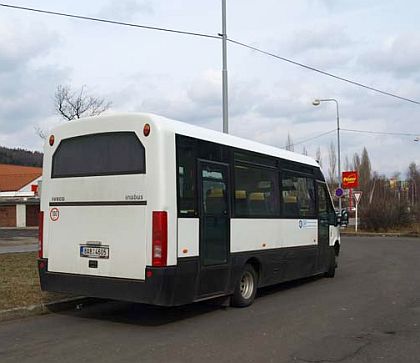 Devět malých autobusů Iveco Daily Stratos L37 ve standardním linkovém provedení 