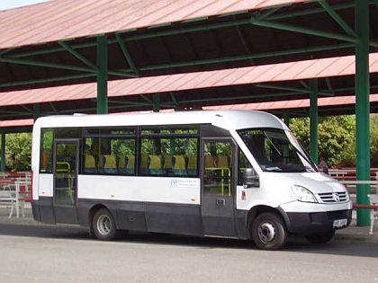 Devět malých autobusů Iveco Daily Stratos L37 ve standardním linkovém provedení 