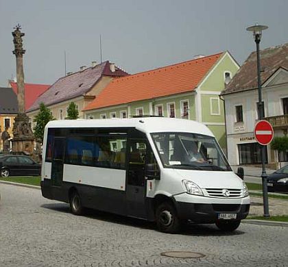 Devět malých autobusů Iveco Daily Stratos L37 ve standardním linkovém provedení 