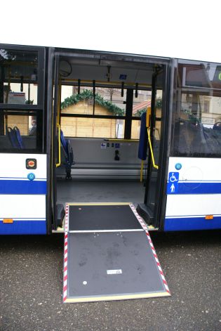 Solaris Urbino 18 pod vánočním stromem na Masarykově náměstí v Brandýse