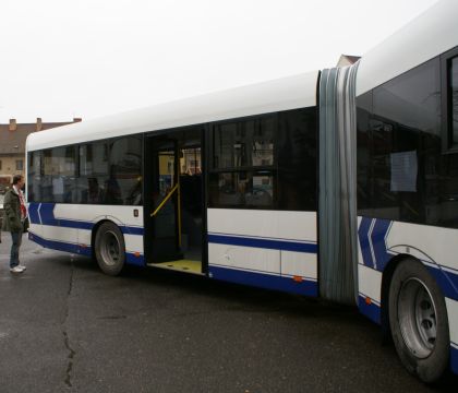 Solaris Urbino 18 pod vánočním stromem na Masarykově náměstí v Brandýse