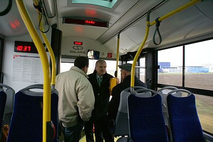 Solaris Urbino 18 pod vánočním stromem na Masarykově náměstí v Brandýse