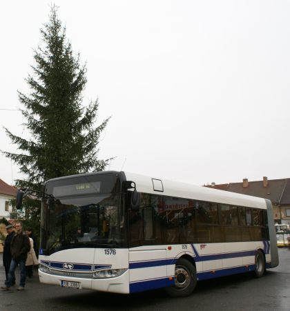 Solaris Urbino 18 pod vánočním stromem na Masarykově náměstí v Brandýse 
